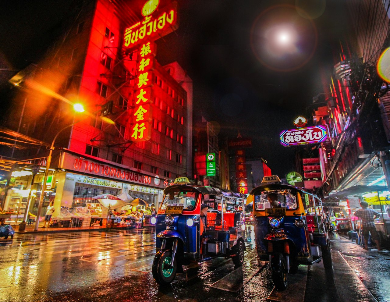 ภาพถนนในกรุงเทพบริเวณใกล้ถนนพระรามที่สี่สำหรับอ้างอิงที่ตั้งสำนักงาน